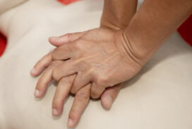 postura manos para el masaje cardíaco