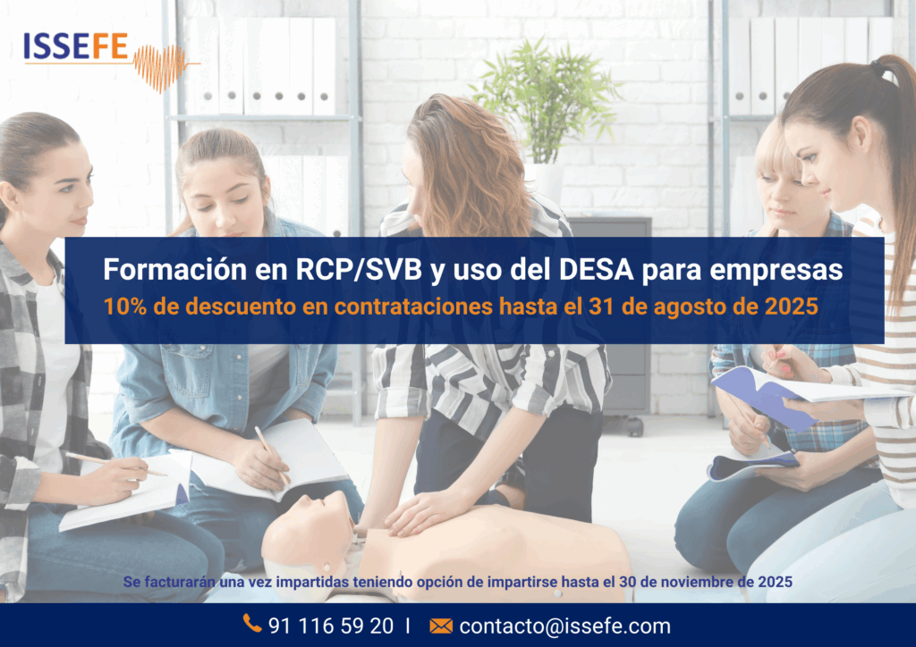 empleados realizando formación en rcp con uso de desa en empresa